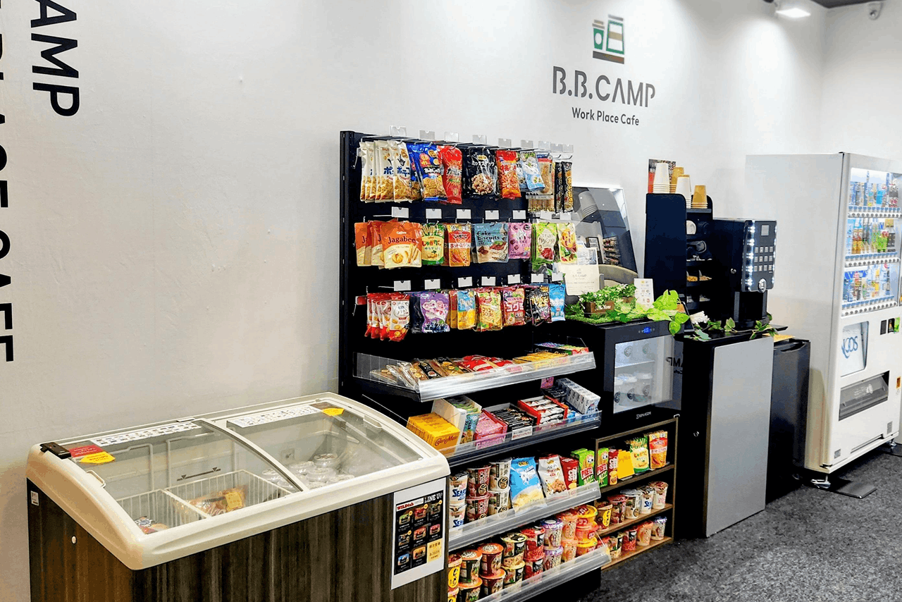 食品棚、冷凍庫、自販機を備えたB.B.CAMP設置例